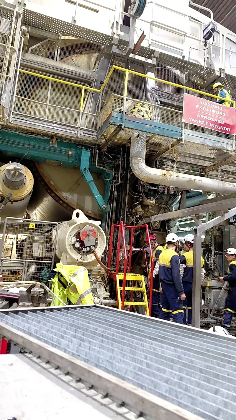 Intervention en équipe sur une ligne de production industrielle